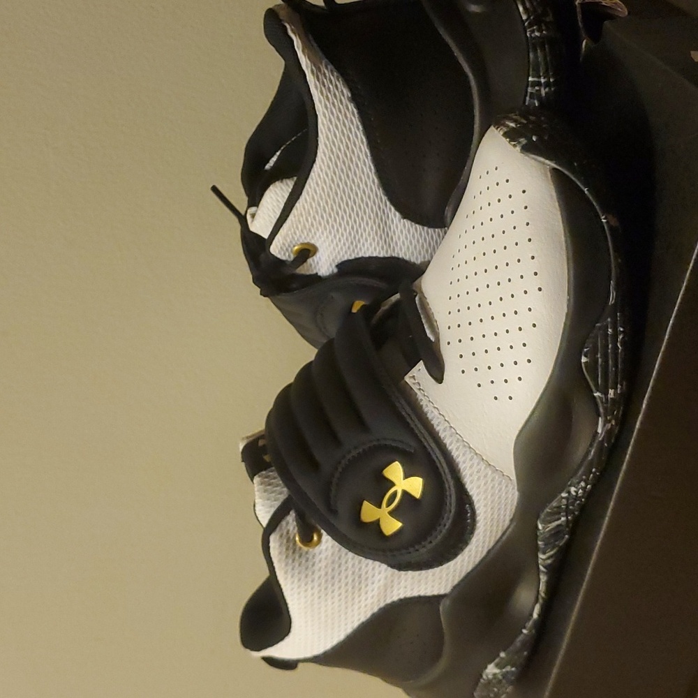 UNDER ARMOUR